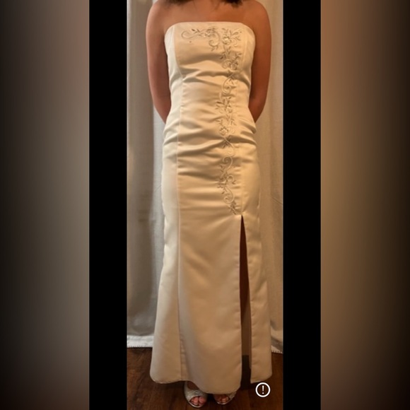 Beautiful wedding dress!! - Picture 2 of 5